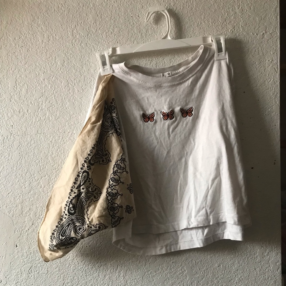 Garage shirt and accessorie bundle for sale!🦋🦋